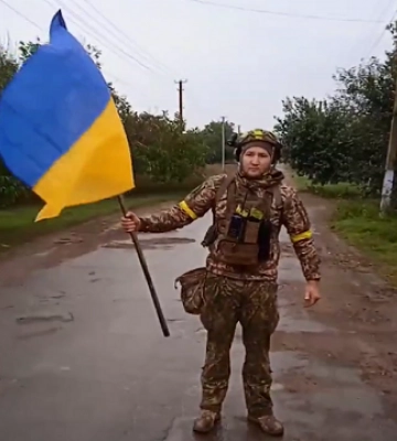 Украинские военные показали видео с флагом в селе Золотая Балка