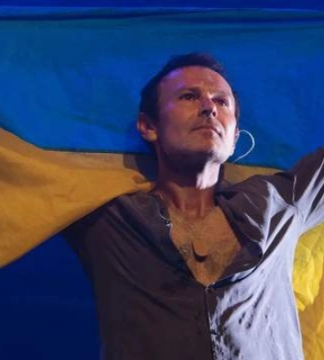 &quot;Послухайте, як співає Ізюм&quot;: Вакарчук виконав &quot;Червону руту&quot; на тлі зруйнованого міста