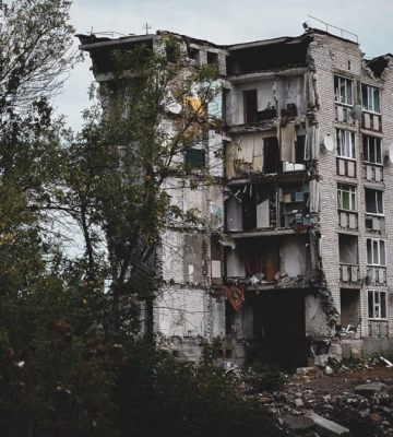 В Ізюмі окупанти примушували місцевих розкопувати будинки з тілами жертв бомбардувань