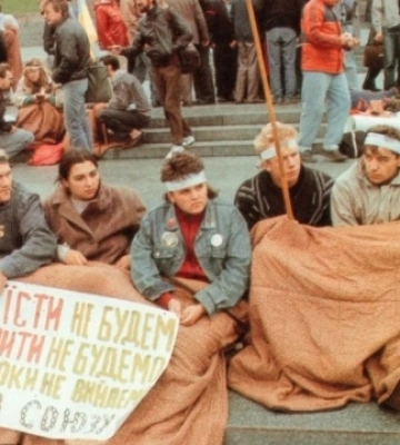 32 года назад началась Революция на граните