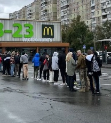 Черги в McDonald&#039;s у Києві з раннього ранку: фото та відео