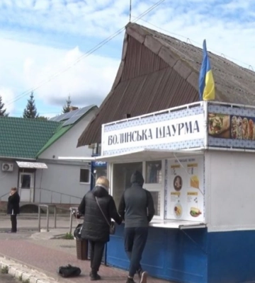 У Колках переселенець зі Слов’янська готує та продає «Волинську шаурму»