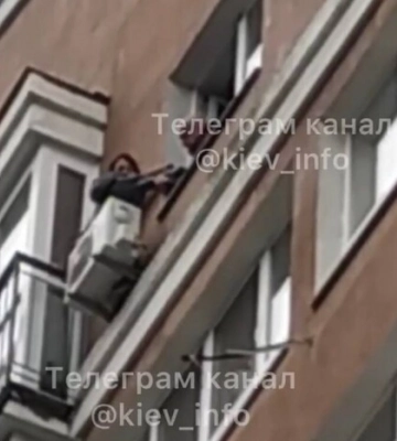 На Київщині жінка хотіла викинутись з вікна (відео)