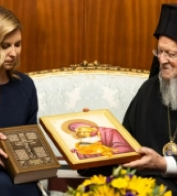 Олена Зеленська подарувала Вселенському патріарху видання Луцького псалтиря