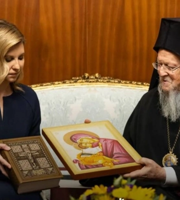 Олена Зеленська подарувала Вселенському патріарху видання Луцького псалтиря