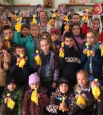 У селі Луцького району школярі створювали обереги для Воїнів ЗСУ