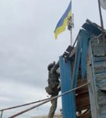 Военные ВСУ подняли флаг над Миролюбовкой: видео