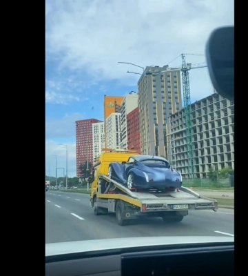 В Киеве заметили вывоз крайне эксклюзивного автомобиля на эвакуаторе