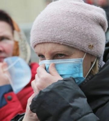 Защитные маски возвращаются: украинцев попросили носить респираторы в транспорте и людных местах