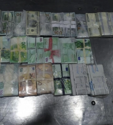 На Львівщині прикордонники затримали українку, яка в жилеті заховала пачки з євро та доларами, - ВІДЕО