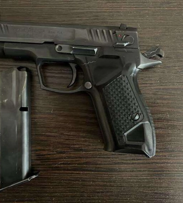 У Дніпрі поліцейські затримали угруповання, що відібрало у чоловіка 350 000 $