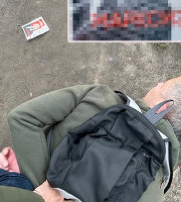 В Киеве мужчина распространял листовки с коммунистической символикой
