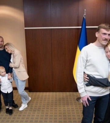 Захисники Маріуполя, які зараз перебувають у Туреччині, зустрілися з рідними. ФОТОрепортаж