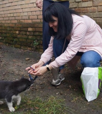 В Буче семья взяла себе щенка в полицейском участке