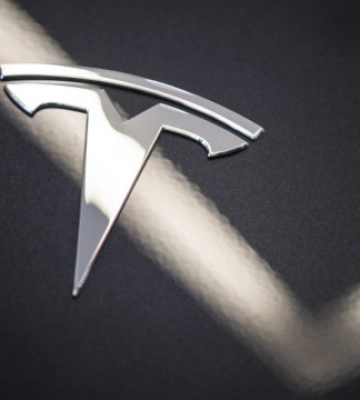 Акции Tesla упали на фоне твиттов Илона Маска об &quot;условиях&quot; завершения войны