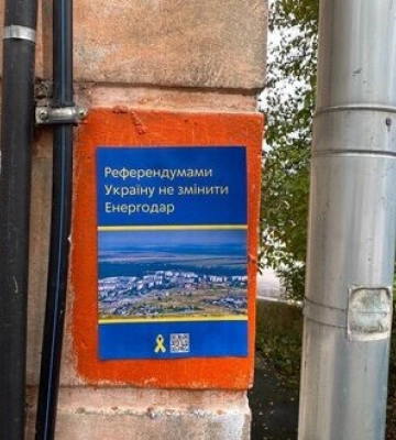 У тимчасово окупованому Енергодарі активісти &quot;під носом&quot; у окупантів розклеїли 2000 проукраїнських листівок. ФОТОрепортаж