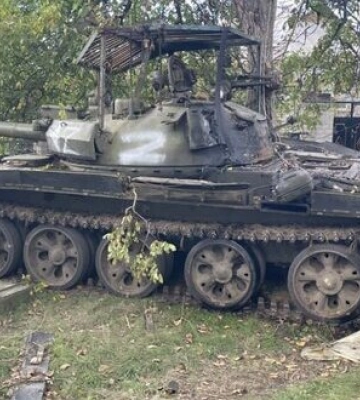 Російський танк Т-62М радянського виробництва з &quot;мангалом&quot; на башті знищено під час наступу на Херсонщині, - Бутусов. ФОТО