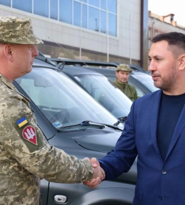 Андрей Стрихарский передал еще 5 внедорожников на нужды ВСУ