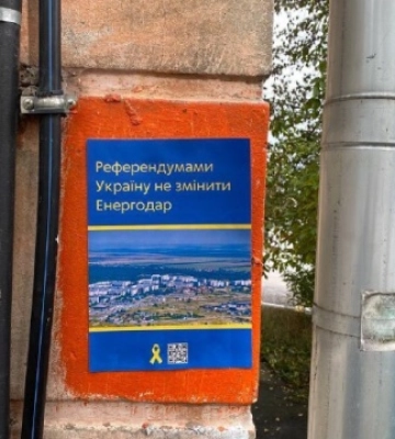 У тимчасово окупованому Енергодарі активісти &quot;під носом&quot; у окупантів розклеїли 2000 проукраїнських листівок. ФОТОрепортаж