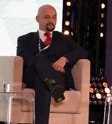 &quot;Топчу русню&quot;: директор Центру стратегічних комунікацій НАТО прийшов у незвичних шкарпетках. Фото