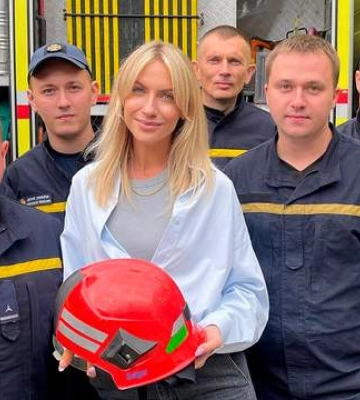 Леся Нікітюк привітала з Днем рятівника і показала подарунок від ДСНСників з Кривого Рогу