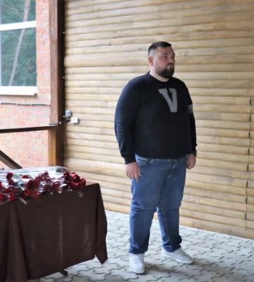 “Слуга народу” Микола Задорожний приїхав в недавно звільнений від окупантів Тростянець в світері з символом російської агресії