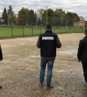Директора підприємства звинуватили у розкраданні на реконструкції спортмайданчика на Львівщині