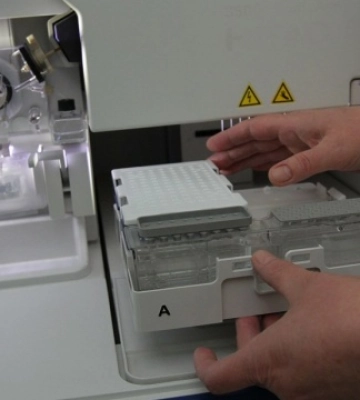 Франція передасть Україні ще одну ДНК-лабораторію для розслідування злочинів росіян