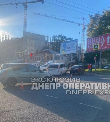У Дніпрі на проспекті Поля зіткнулися три машини: відео моменту ДТП
