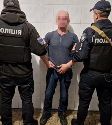 В Киеве мужчина в лифте изнасиловал девушку