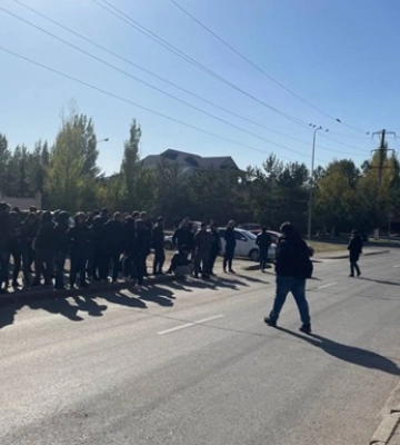 У Казахстані сотні кримчан прийшли до посольства України