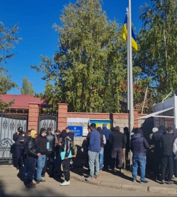 В Казахстане сотни крымчан пришли к посольству Украины