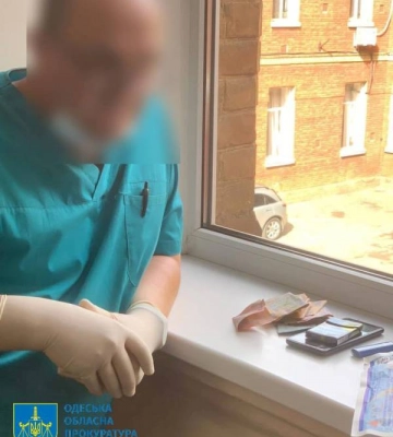 Требовал деньги за бесплатную операцию с военнослужащего ВСУ: в Одесской области врача поймали на взятке 