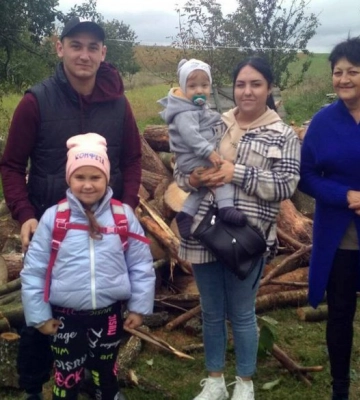 Поки чоловік служить, допомагають сусіди: як родина з Луганщини облаштувалася в селі на Волині