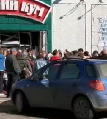 В оккупированном Мариуполе люди часами стоят в очередях за продуктами