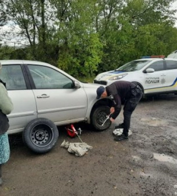На Закарпатті  літні люди на авто потрапили в халепу, довелось втрутитись поліції