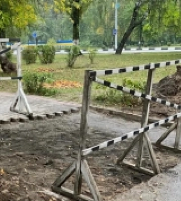У Вараші комунальники переробляють тротуари під потреби людей з інвалідністю