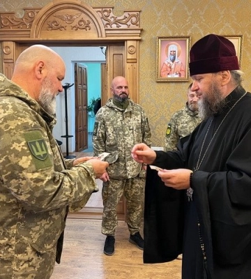 В Сумах митрополит УПЦ передал помощь защитникам Украины