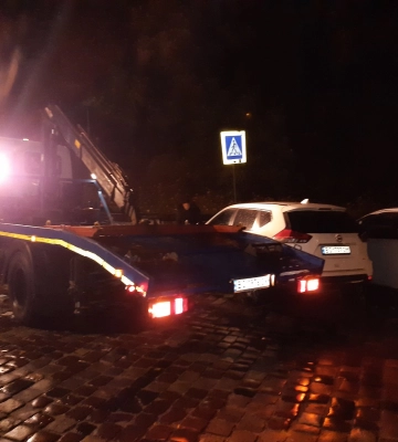 Навпроти церкви у Львові евакуатор забирає білі автомобілі (відео)