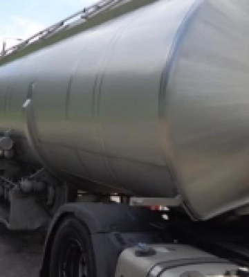 В Острозі посеред міста заглохла завантажена газом фура