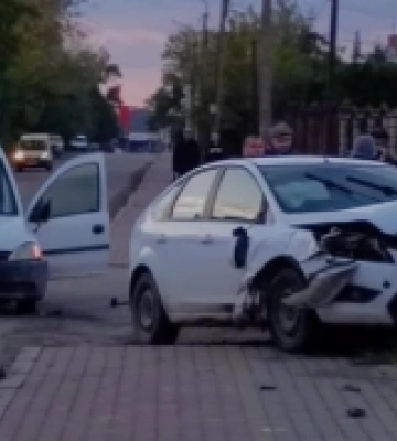 У Дубні водій легковика врізався в електроопору