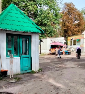 Біля ринку у центрі Львова демонтували брами, якими блокували прохід