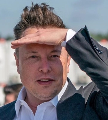 Jerry Heil потроллила Илона Маска песней