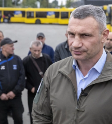 Киев отправляет в Днипро 30 автобусов, десять загрузят гумпопомощью