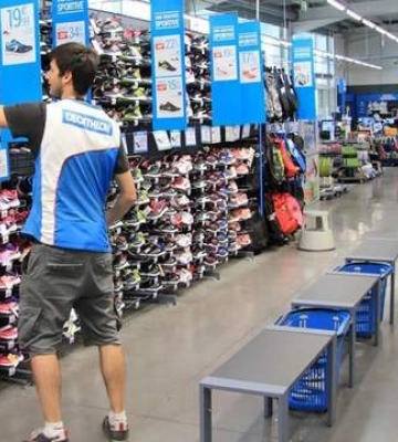 Французская Decathlon возобновляет работу магазинов в Украине: что с бизнесом компании в России