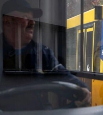 Київ відправляє у Дніпро 30 автобусів та гуманітарну допомогу, - ВІДЕО