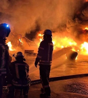 Удар по Запоріжжю: рятувальники дістають людей з-під завалів