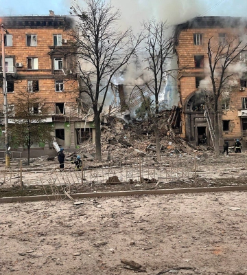 Ракетный удар по Запорожью: в городе горят жилые дома