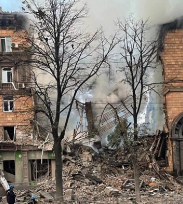 Враг ударил ракетами по жилым домам в Запорожье