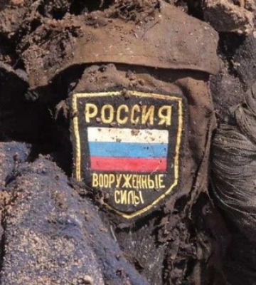 Відступаючи, росіяни залишають на полі бою тіла своїх побратимів – Associated Press